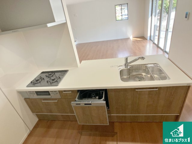 加古郡播磨町東本荘　第1期　新築一戸建てのキッチン|明るいリビングで朝の目覚めもスッキリできそう！対面キッチンでご家族のコミュニケーションも自然と増える設計！小さなお子様が遊ぶスペースを作っても広々とくつろげるLDK！