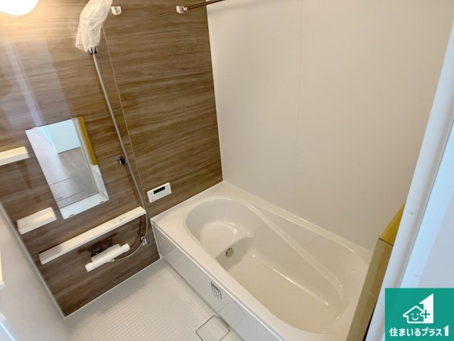 加古郡播磨町東本荘　第1期　新築一戸建ての浴室|足をゆったり伸ばして寛げる浴槽です。窓が設けられていますので差し込む光が明るく穏やかな雰囲気にしてくれます♪浴室乾燥機も設置しているので、雨の日の洗濯物も安心です♪