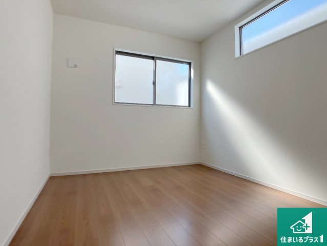 加古郡播磨町東本荘　第1期　新築一戸建ての洋室|寝室は心地よい眠りについてもらいたくて、シンプルかつ開放的な空間な設計にしています！大きな窓から差し込む日が心地いいです♪