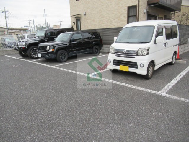 ロイヤルモナークの駐車場