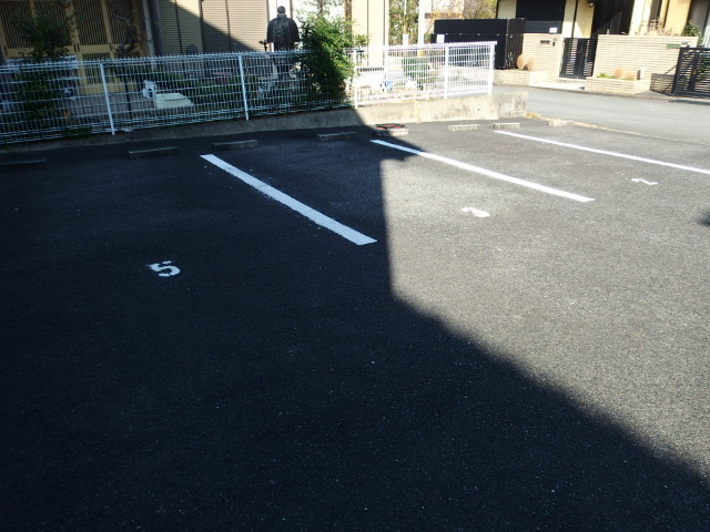 Ｓｕｒｐｌｕｓ　Ｔｗｏ　五番館の駐車場