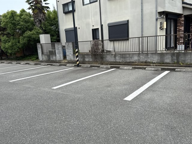 ロイヤルメゾンマエダの駐車場