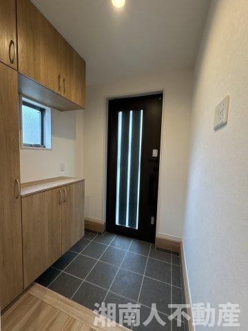 茅ヶ崎市小和田1丁目　新築戸建全2棟の玄関|収納もある玄関です