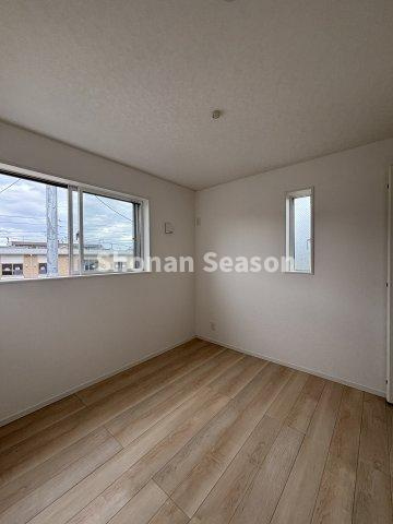 【洋室】 | 木の温もりを感じながら生活できる全室フローリング！
汚れもサッと拭き取れるのでお掃除の手間が省けそうですね♪