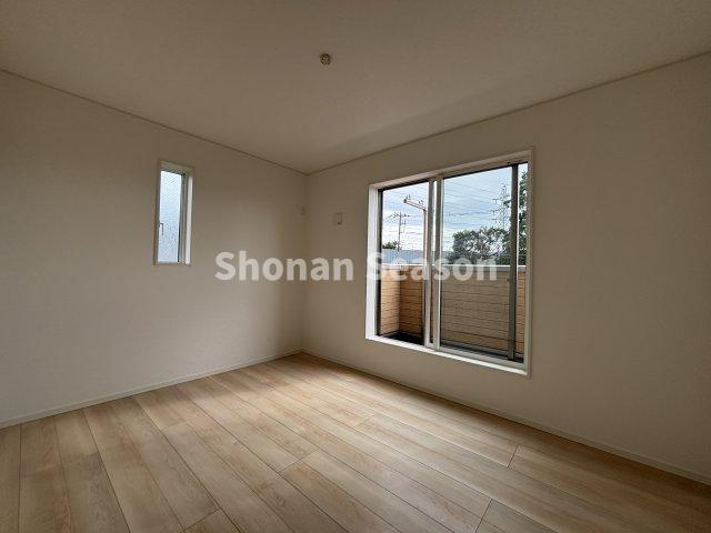 【洋室】 | バルコニーに面した洋室は開放感がございます♪