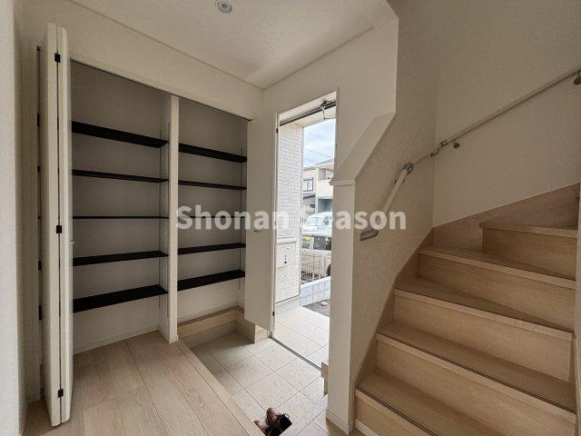 【玄関】 | 玄関には大容量収納可能なシューズBOXを搭載！
キレイな玄関をキープできます◎