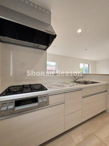 【キッチン】 | 同時調理可能な３口コンロでお料理も捗りますね♪