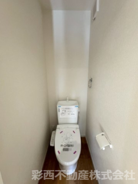 所沢市所沢新町新築戸建てのトイレ|トイレは温水洗浄機能搭載なので、清潔に気持ち良くお使いいただけます！トイレットペーパーの節約にもなります！暖房便座で寒い日もあたたかです♪
