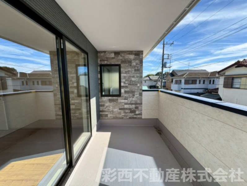 所沢市所沢新町新築戸建てのバルコニー|陽光が燦々と降り注ぐバルコニーには、お洗濯物をたっぷり干すことが出来ます♪心地よい風と日の光がお洗濯物を気持ちよく乾かしてくれるバルコニーは、ホット一息つくことが出来る場所。
