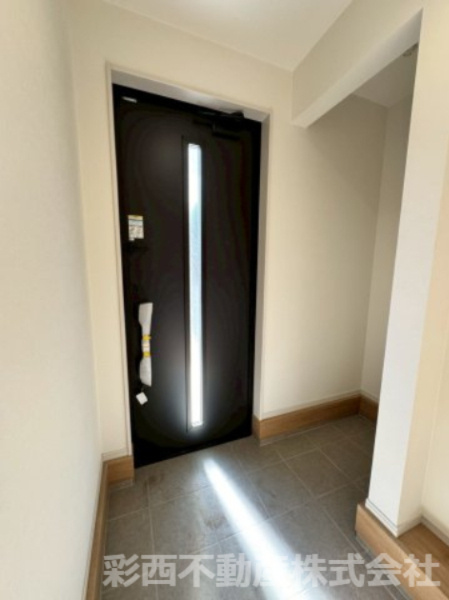 所沢市所沢新町新築戸建ての玄関|玄関はおうちの第一印象 清潔感あふれる空間を重視した造りになります。土間収納もありベビーカーやキャンプ用品等多様に使用可能です♪
