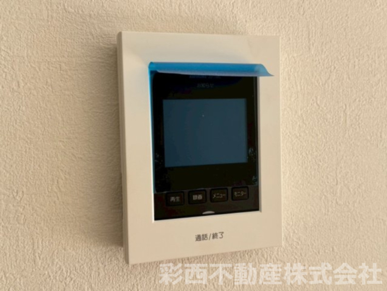 所沢市所沢新町新築戸建ての防犯設備|「見える安心」をカタチにしました。誰が来てもわかる様にモニター付きインターホンを設置。家事導線を考慮した個所に設置し、防犯性と利便性に優れ快適と安らぎを合わせた優しい設計。
