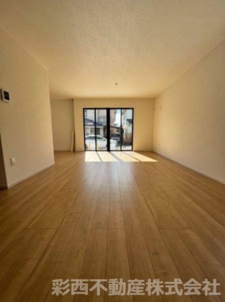 所沢市所沢新町新築戸建ての居間・リビング|広々と開放感のあるリビングダイニングは、食事や団らんの場としてだけでなく、毎日の疲れを癒してくれる空間となりますね。
