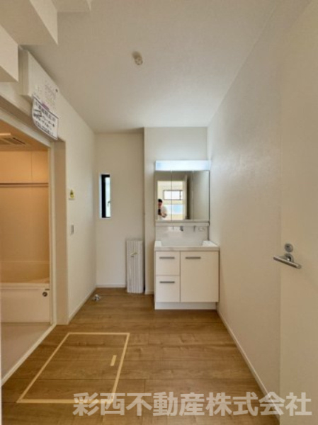 所沢市所沢新町新築戸建てのその他|おしゃれな門柱が迎える住まい。玄関までのアプローチには温かみあるタイル敷きで、毎日の帰宅が嬉しくなる空間です♪