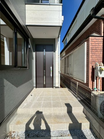 所沢市所沢新町新築戸建てのその他|門柱とアプローチが一体になったデザイン♪住まいの第一印象を上品に引き立てます♪