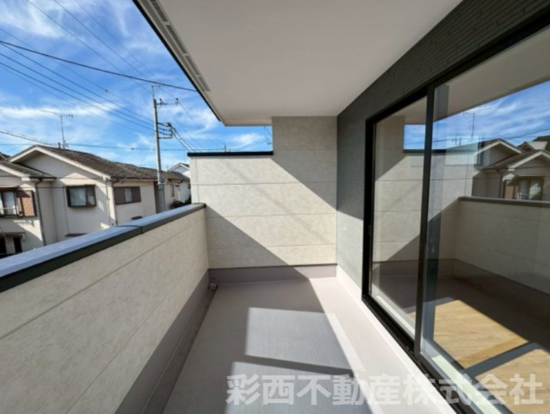 所沢市所沢新町新築戸建ての洋室|お子さんのお部屋に如何ですか♪
落ち着いた色合いでお子さんの宿題もはかどりそうですね♪
