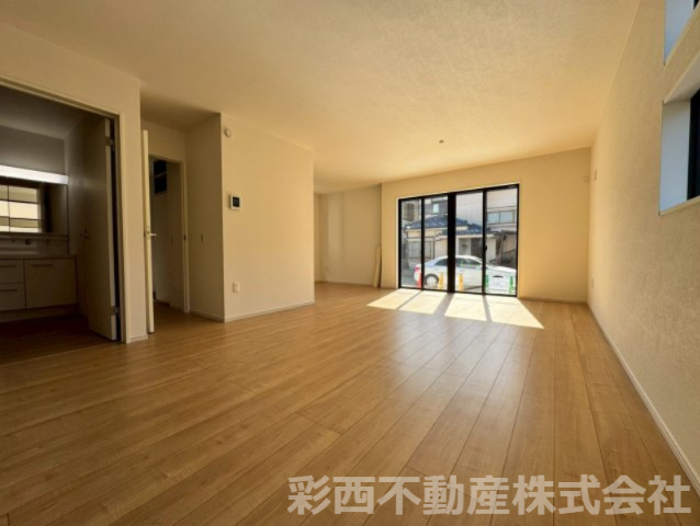 所沢市所沢新町新築戸建ての居間・リビング|家族みんなが爽やかに健やかに過ごせるように、溢れる光をたっぷり取り込んだリビングダイニング。集いの場、憩いの場としての快適性を求めたやすらぎの空間です。
