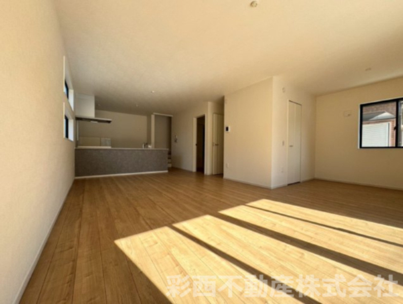 所沢市所沢新町新築戸建ての居間・リビング|大きな窓からたっぷりの光が差し込み、開放的なリビングダイニングです。心地よい時間が流れ、明日への活力を養うことができる居心地の良いお部屋です。
