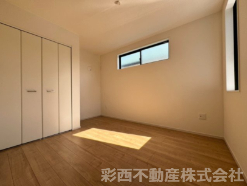 所沢市所沢新町新築戸建ての洋室|洋室には間口の広いクローゼットがあります。お部屋は柔らかい内装に仕上げました。素朴さと、どんなインテリアも受け止める柔軟性が魅力です。
