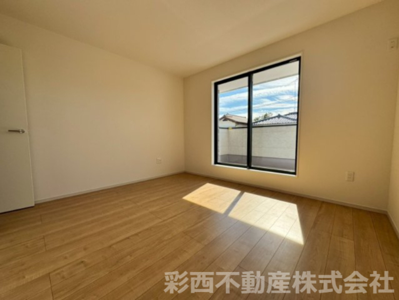 所沢市所沢新町新築戸建ての洋室|南向きの窓があり、日当たり良好。日中は電気を点けなくても十分な明るさを確保できます。
