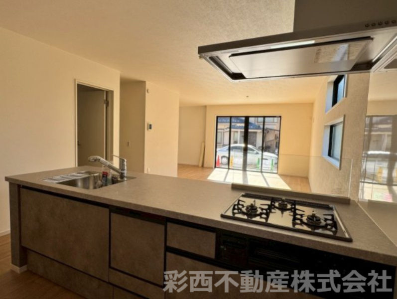 所沢市所沢新町新築戸建てのキッチン|対面キッチン仕様になりお料理をしながらご家族との会話も楽しめます！また、小さなお子様の居るご家庭はお子様の様子を見ながら家事ができるので安心です！

