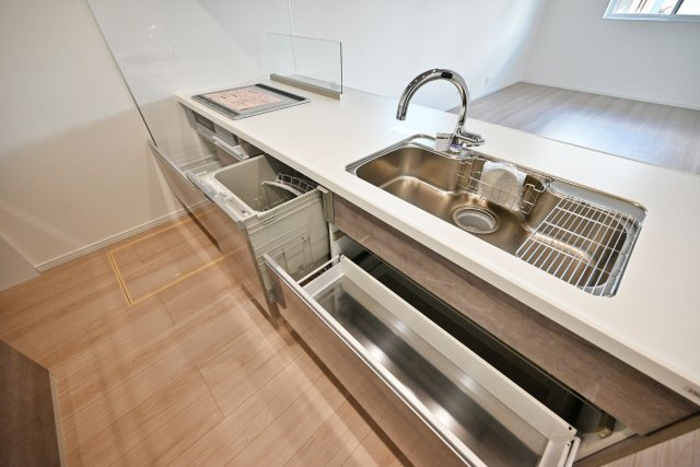 マドレコート大西町3丁目新築一戸建て|4LDK+駐車2台可(車種制限有)のキッチン|天板とワークトップ下いっぱいの収納。食洗器もビルトインしており、効率の良い家事が実現する設備で小さなお子様のいるご家庭の大きな手助けをいたします！