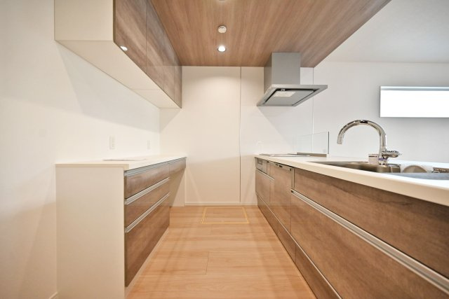 マドレコート大西町3丁目新築一戸建て|4LDK+駐車2台可(車種制限有)のキッチン|大容量収納を搭載したユニットは実生活上のすっきりとしたLDKを実現します。カップボードは造作でご用意しております。