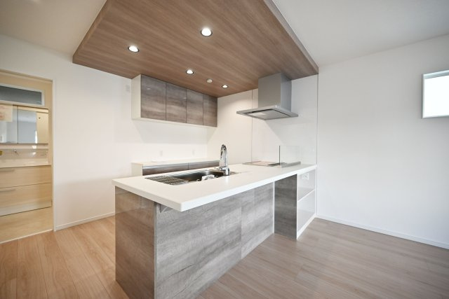 マドレコート大西町3丁目新築一戸建て|4LDK+駐車2台可(車種制限有)のキッチン|家族の会話弾む対面キッチンで、ゆったりリビングダイニングを一望できます。
今日の出来事を話しながら、一緒にお料理をしながら…いつもご家族の笑顔が近くにあります◎
