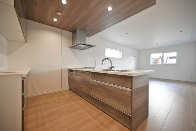 マドレコート大西町3丁目新築一戸建て|4LDK+駐車2台可(車種制限有)のキッチン|キッチン上部から折り下げ天井とアクセントクロスを採用することで巧みに空間を住み分けつつ、ご家族みんなで配膳しやすいカウンターキッチンに仕上がっています。