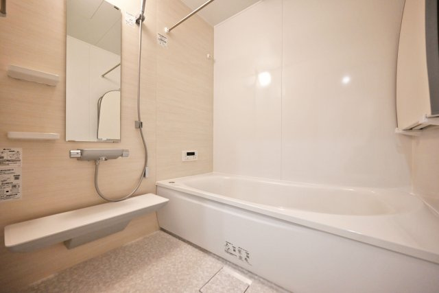 マドレコート大西町3丁目新築一戸建て|4LDK+駐車2台可(車種制限有)の浴室|広々としたバスルームで心地よいリラックスタイムを楽しめます。
快適な空間で日々の疲れをいやす贅沢な時間を提供します。