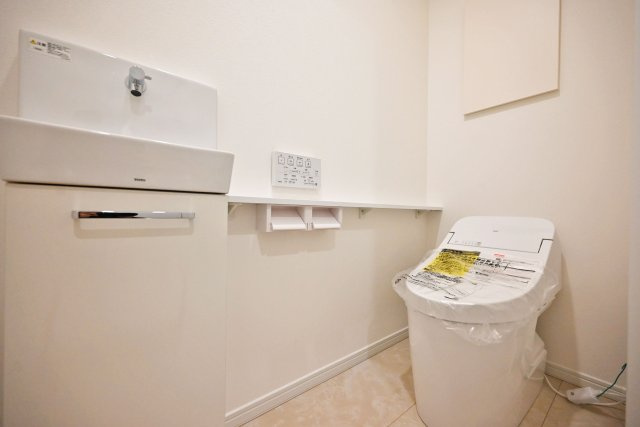 マドレコート大西町3丁目新築一戸建て|4LDK+駐車2台可(車種制限有)のトイレ|タンクレストイレを採用、手洗器が標準装備されています。 
各階にトイレを配置し、来客時も気兼ねなく利用可能です◎