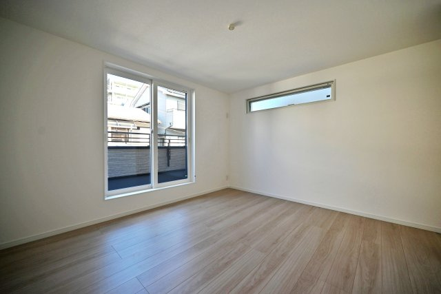 マドレコート大西町3丁目新築一戸建て|4LDK+駐車2台可(車種制限有)の洋室|-2階主寝室-
ホワイトの内装に新規で張り替えられたフローリングの木目が映えていますね。長方形の間取りは家具の配置がしやすく、お部屋の模様替えも楽々です。


