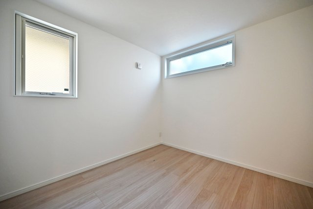 マドレコート大西町3丁目新築一戸建て|4LDK+駐車2台可(車種制限有)の洋室|-2階洋室4.6帖-
2面採光で採光、通風共に良好です◎