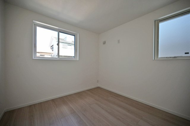 マドレコート大西町3丁目新築一戸建て|4LDK+駐車2台可(車種制限有)の洋室|-2階洋室5.3帖-
2面採光で採光、通風共に良好です◎