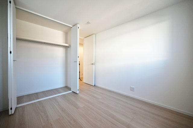 マドレコート大西町3丁目新築一戸建て|4LDK+駐車2台可(車種制限有)の洋室|-2階洋室5.3帖-
クローゼット収納付きで、お部屋がすっきり片付きます。