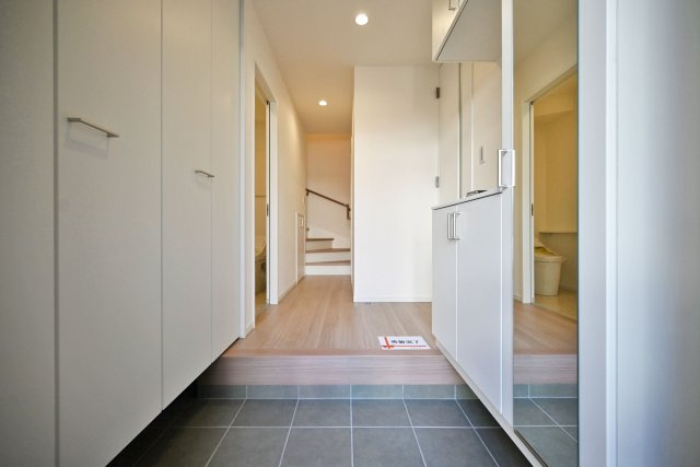 マドレコート大西町3丁目新築一戸建て|4LDK+駐車2台可(車種制限有)の玄関|広々とした玄関は靴の脱ぎ履きもスムーズにできます。シューズBOX付きで毎日使う玄関回りも常に片付いた状態を維持でき、来客時にも綺麗な玄関を保つことができます