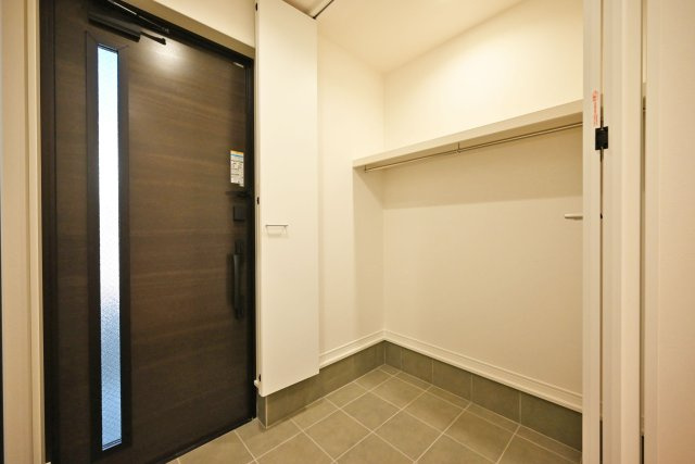 マドレコート大西町3丁目新築一戸建て|4LDK+駐車2台可(車種制限有)の玄関|土間クローゼット付×広々とした空間が魅力！ 玄関収納の上にはお気に入りのインテリアも置くことが出来ます。