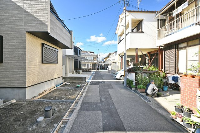 マドレコート大西町3丁目新築一戸建て|4LDK+駐車2台可(車種制限有)の前面道路含む現地写真|北側道路幅員は約4.0ｍ公道です。
