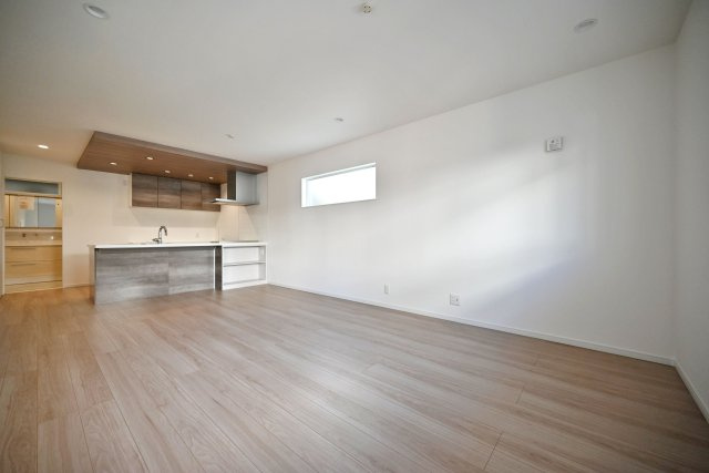 マドレコート大西町3丁目新築一戸建て|4LDK+駐車2台可(車種制限有)の居間・リビング|キッチン前に４人掛けのダイニングテーブルがゆとりをもって置ける空間です。
２面採光につき自然光がたっぷりと降り注ぐ居心地の良い空間です◎