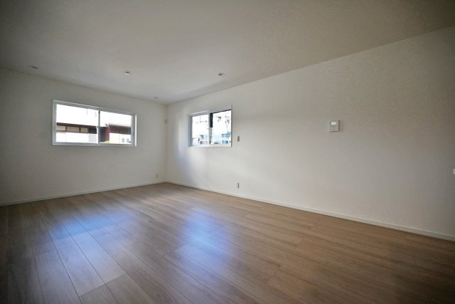 マドレコート大西町3丁目新築一戸建て|4LDK+駐車2台可(車種制限有)の居間・リビング|明るく開放感があり、家族団欒に相応しい明るい空間です◎
家族との食事時間を素敵に演出してくれるお家です♪
