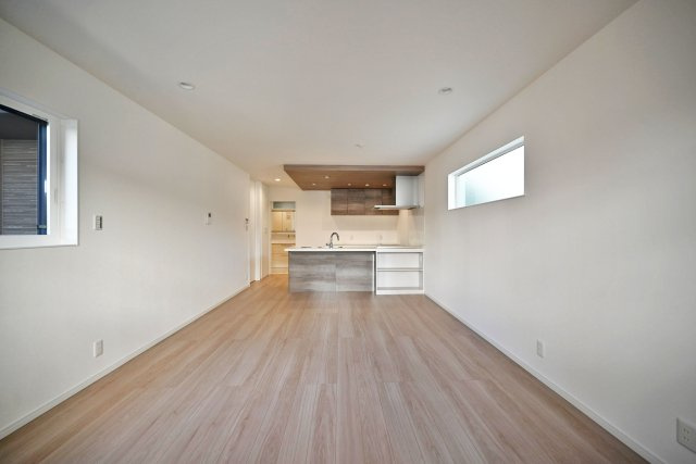 マドレコート大西町3丁目新築一戸建て|4LDK+駐車2台可(車種制限有)の居間・リビング|LDKは約18.0帖でゆとりある広さです。 インテリア配置に困らない間取り設計に加え、お子様のいる世帯に必要な部屋数を備えた物件です。