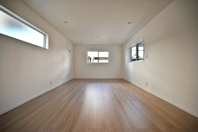 マドレコート大西町3丁目新築一戸建て|4LDK+駐車2台可(車種制限有)の居間・リビング|ナチュラルテイストな内装はどんな家具も合わせやすく、お好みのインテリアコーディネートをお楽しみいただけます。ダイニングテーブルやソファーを設置しても十分な広さとなっております。