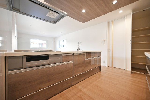 マドレコート大西町3丁目新築一戸建て|4LDK+駐車2台可(車種制限有)のキッチン|収納豊富×機能性充実のシステムキッチン！
３口コンロとグリル付きで、お料理の幅が広がる嬉しいキッチンです。