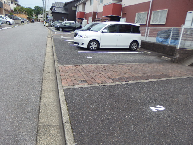 Ｓｕｒｐｌｕｓ　Ｔｗｏ　ｍａｒｒｏｎｅ　Ａ・Ｂの駐車場