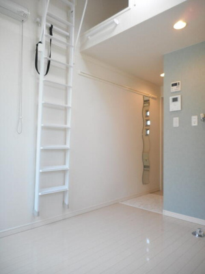 【居間・リビング】 | カルフェ横浜 | 天井が高くて開放的なお部屋です