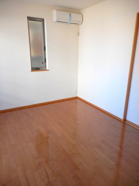 グランベールの居間・リビング|★角部屋2面採光★防犯シャッター付きで安心です★