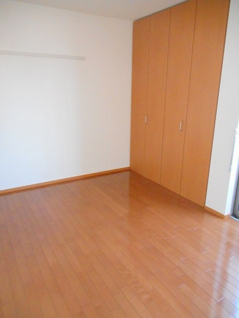 グランベールの居間・リビング|★角部屋2面採光★防犯シャッター付きで安心です★