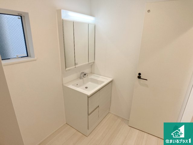 神戸市垂水区霞ケ丘　第1期　新築一戸建ての独立洗面台|清潔感のある洗面台です。フラットな鏡は掃除がしやすく毎日清潔！鏡裏には収納があるのでスッキリとした洗面台が保てます。