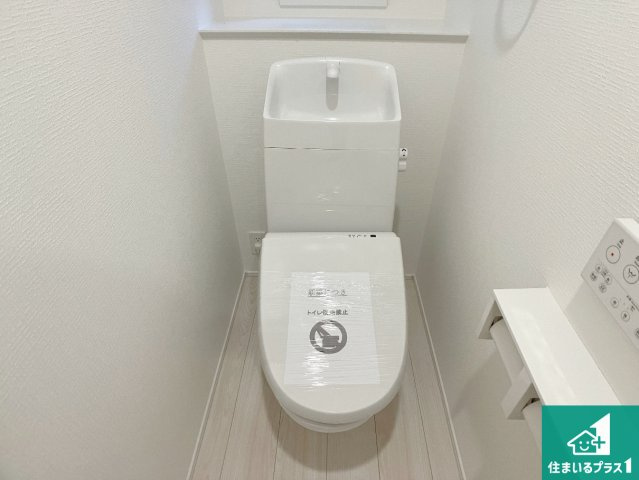 神戸市垂水区霞ケ丘　第1期　新築一戸建てのトイレ|1・2階の2ヶ所にあるので、朝の忙しい時間の順番待ちもなく、深夜の利用にも大変便利です。