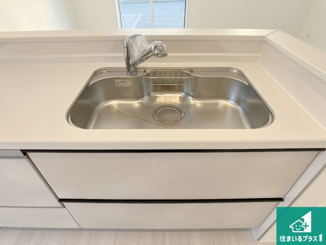 神戸市垂水区霞ケ丘　第1期　新築一戸建ての独立洗面台|清潔感のある洗面台です。フラットな鏡は掃除がしやすく毎日清潔！ホースは引き出して使えるので洗顔やお掃除の際に便利です！