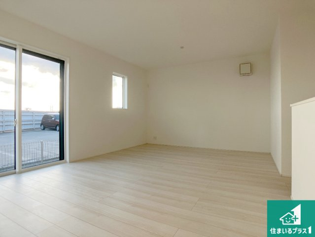 神戸市垂水区霞ケ丘　第1期　新築一戸建ての居間・リビング|日当たり良好の明るいリビングで朝の目覚めもスッキリできそう！対面キッチンでご家族のコミュニケーションも自然と増える設計！小さなお子様が遊ぶスペースを作っても広々とくつろげるLDK！